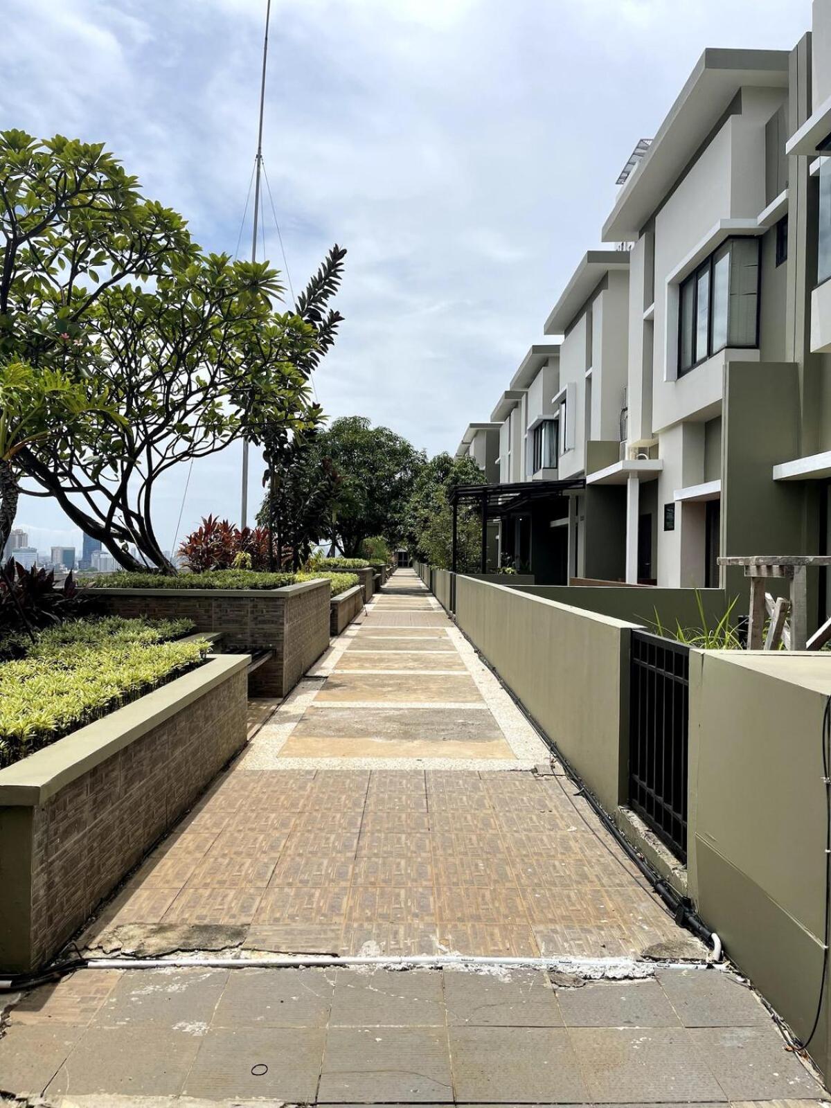 Cosmo Park Town House